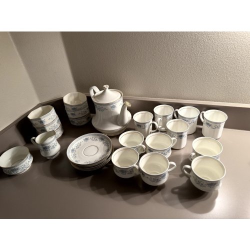Hitkari Bone China Tea Set (cracked lid)