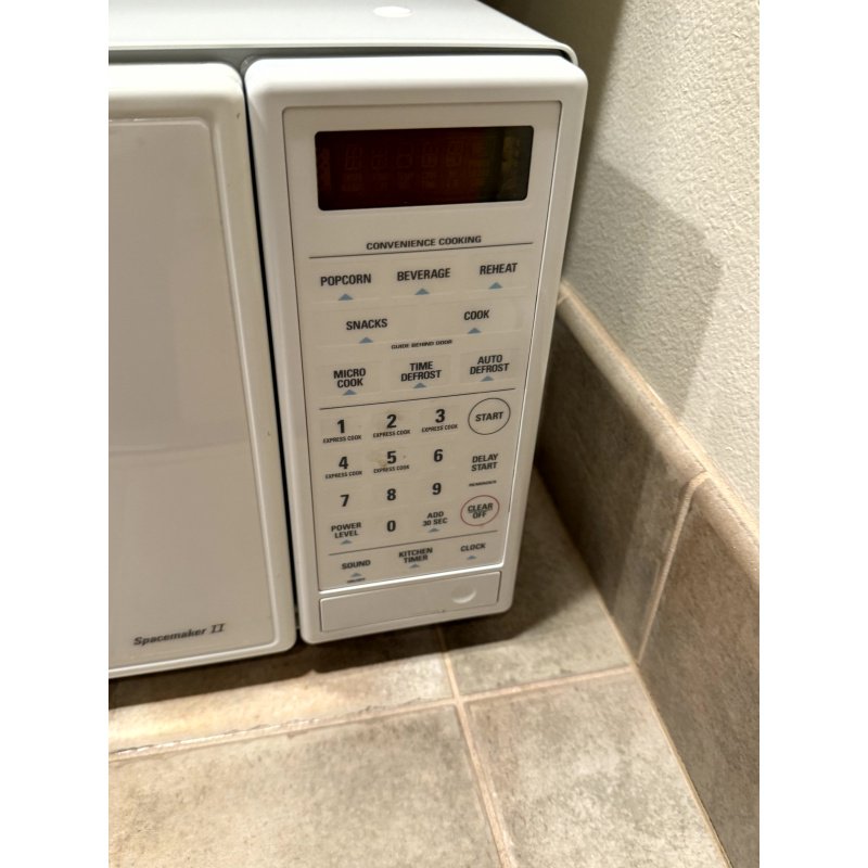 GE Spacemaker II Microwave